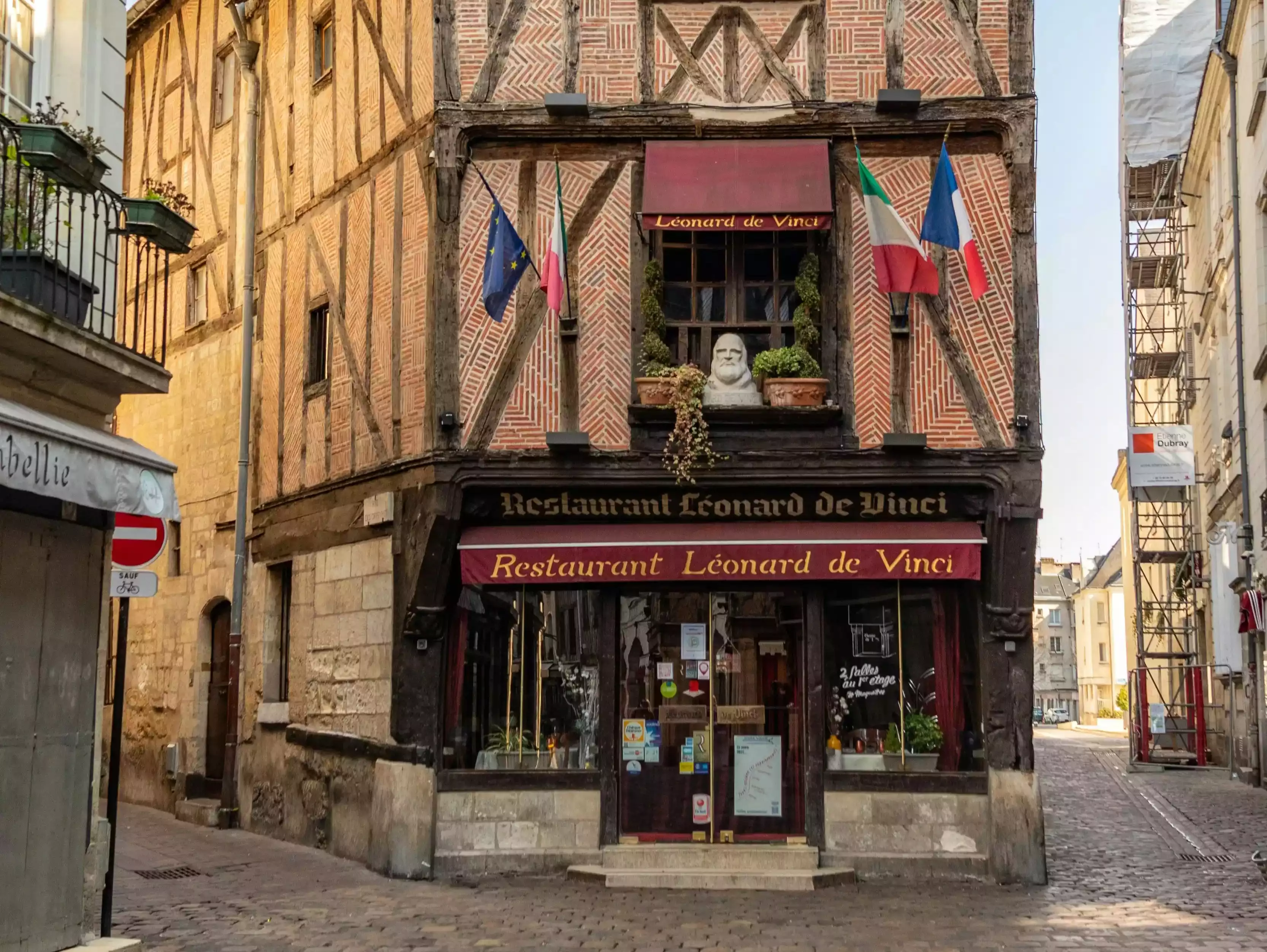 Tours, ville des Châteaux & de la Tech